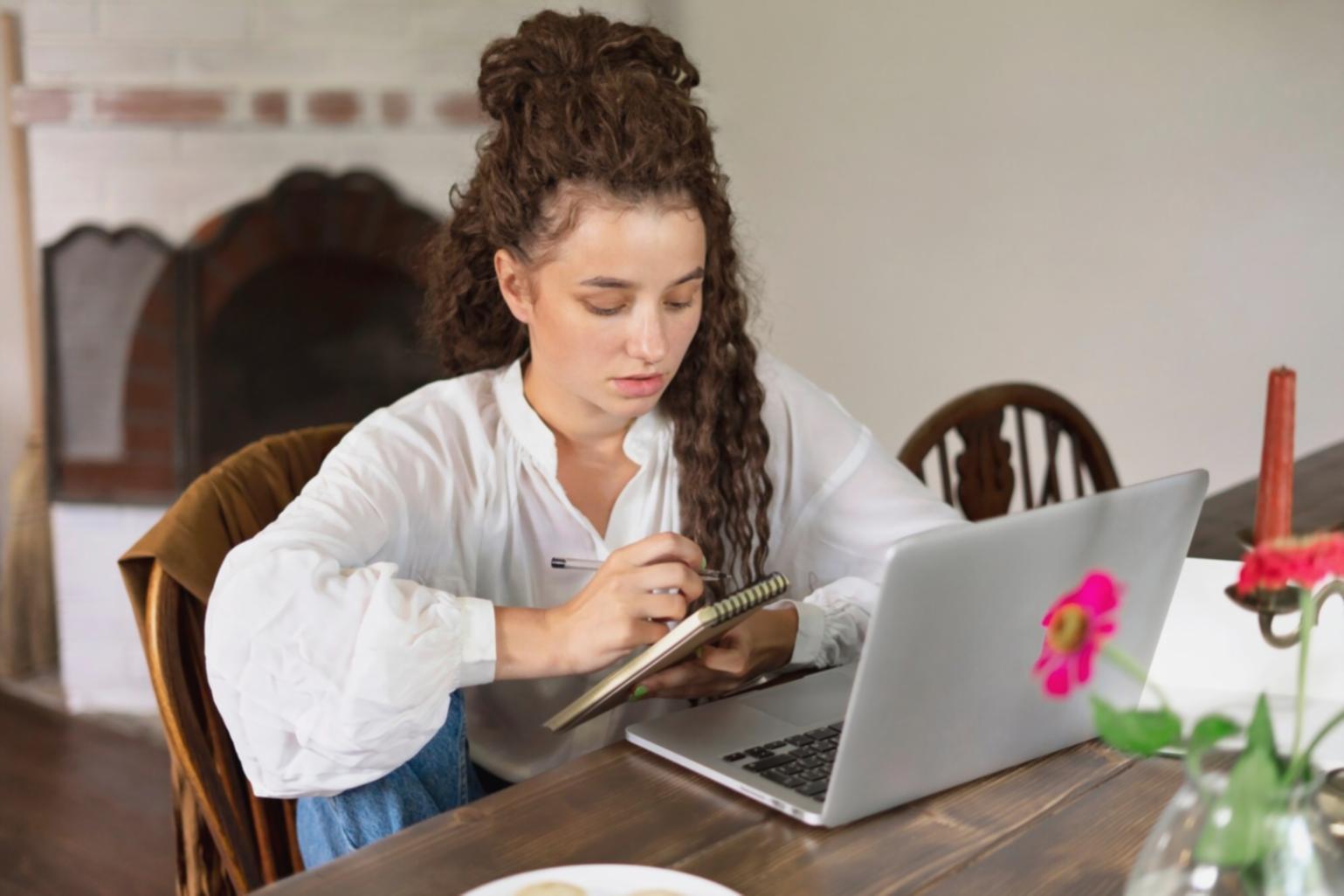 Suasana pembelajaran investasi keluarga dengan pendekatan praktis dan interaktif